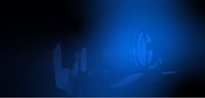 Luz profesional de estudio encendida en un entorno oscuro con iluminación azul intensa, utilizada para producción audiovisual o grabación.